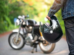 Read more about the article हेलमेट सही से नहीं पहनना भी ट्रैफिक नियम में शामिल, ₹2000 तक का चालान कटेगा