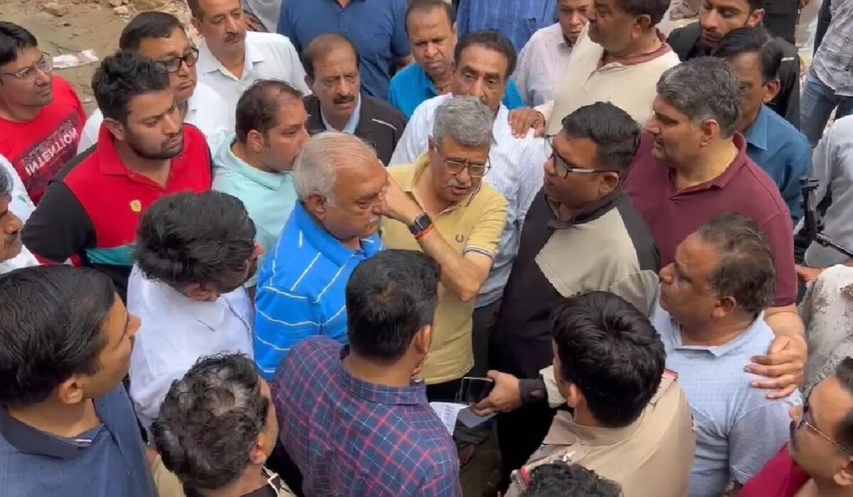 You are currently viewing पूर्व मुख्यमंत्री Hooda के आगमन के बाद, मिस्क्रिएंट्स ने मध्यरात्रि में परिवार के पुराने घर को नष्ट किया, जानें आगे क्या हुआ…