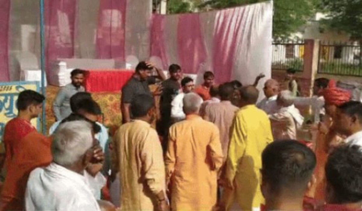 Read more about the article Narnaul: गांव सिहामा में मतदान के लिए जाने गए BJP उम्मीदवार को गांववालों ने दिखाए काले झंडे, यह मांग अटकी