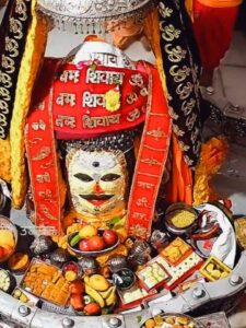 Read more about the article भांग, चंदन और आभूषणों से बाबा महाकाल का श्रृंगार