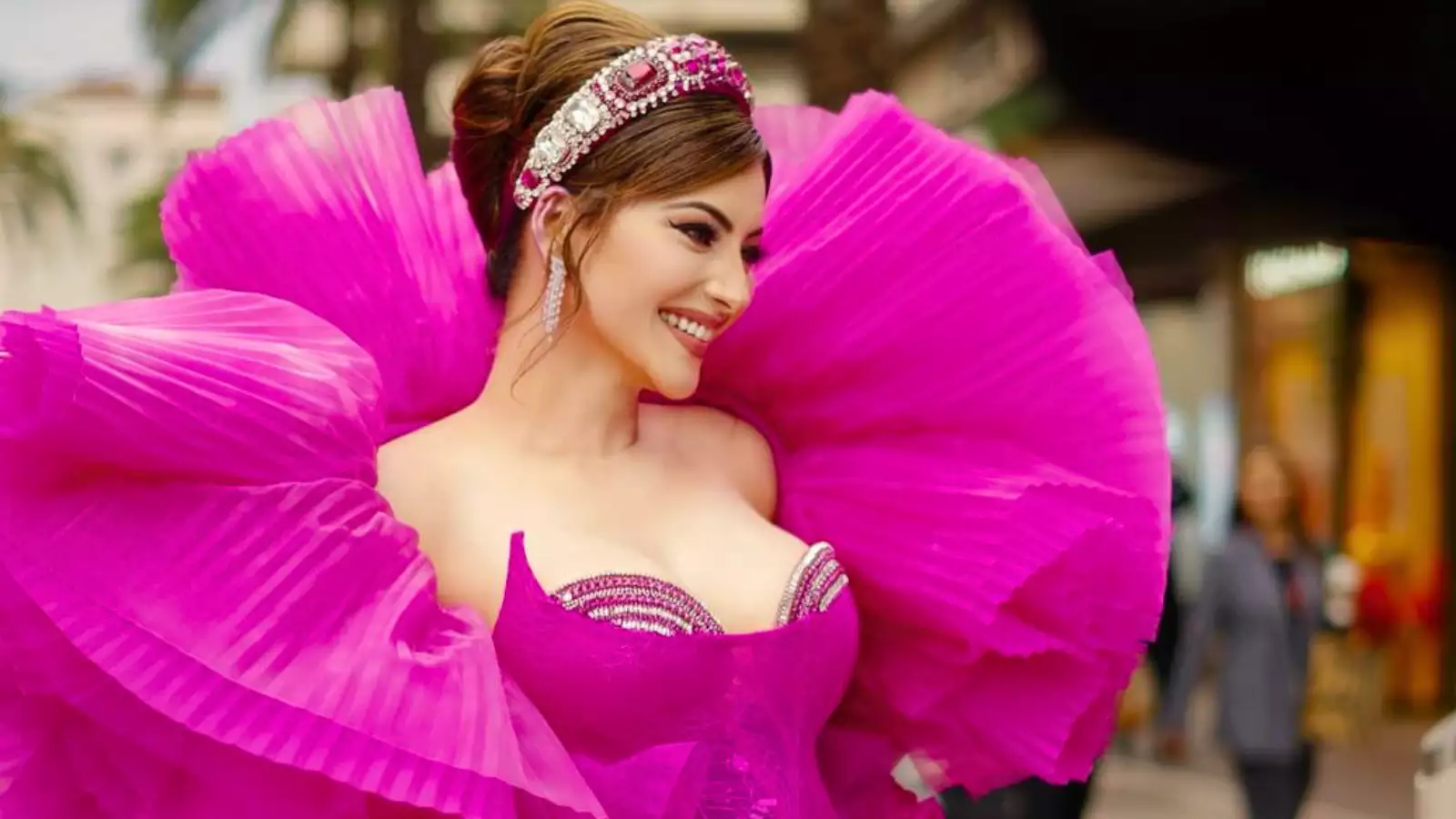 Read more about the article उर्वशी रौतेला ने हॉट पिंक गाउन में दिखाया अपना जवला