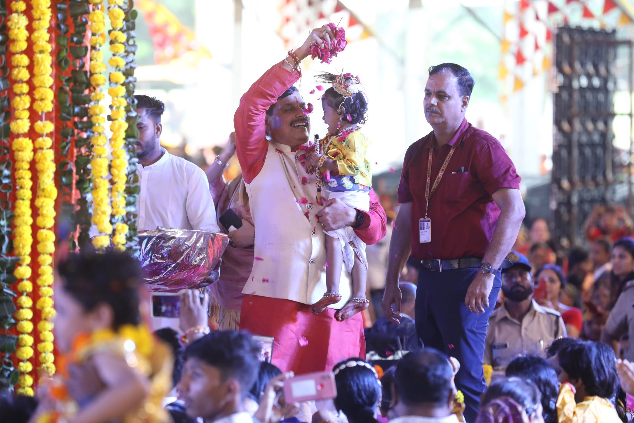 You are currently viewing इंदौर ने दिखी जन्माष्टमी धूम : CM ने सुनाया ‘गोविंदा आला रे आला’ गीत, बोले – बरसाना की तर्ज पर प्रदेश में बनेंगे आदर्श गांव