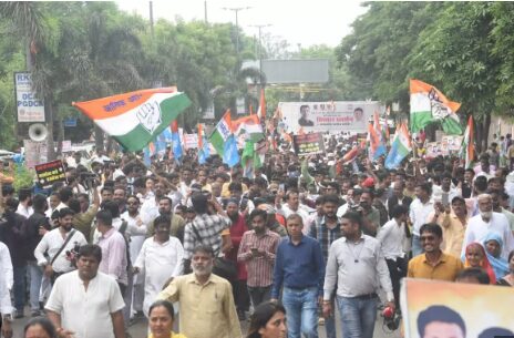 You are currently viewing सेबी में अनियमितताओं को लेकर भोपाल में कांग्रेस का विरोध प्रदर्शन; ED कार्यालय जा रहे कांग्रेस कार्यकर्ताओं को पुलिस ने रोका, वाटर केनन का किया प्रयोग …