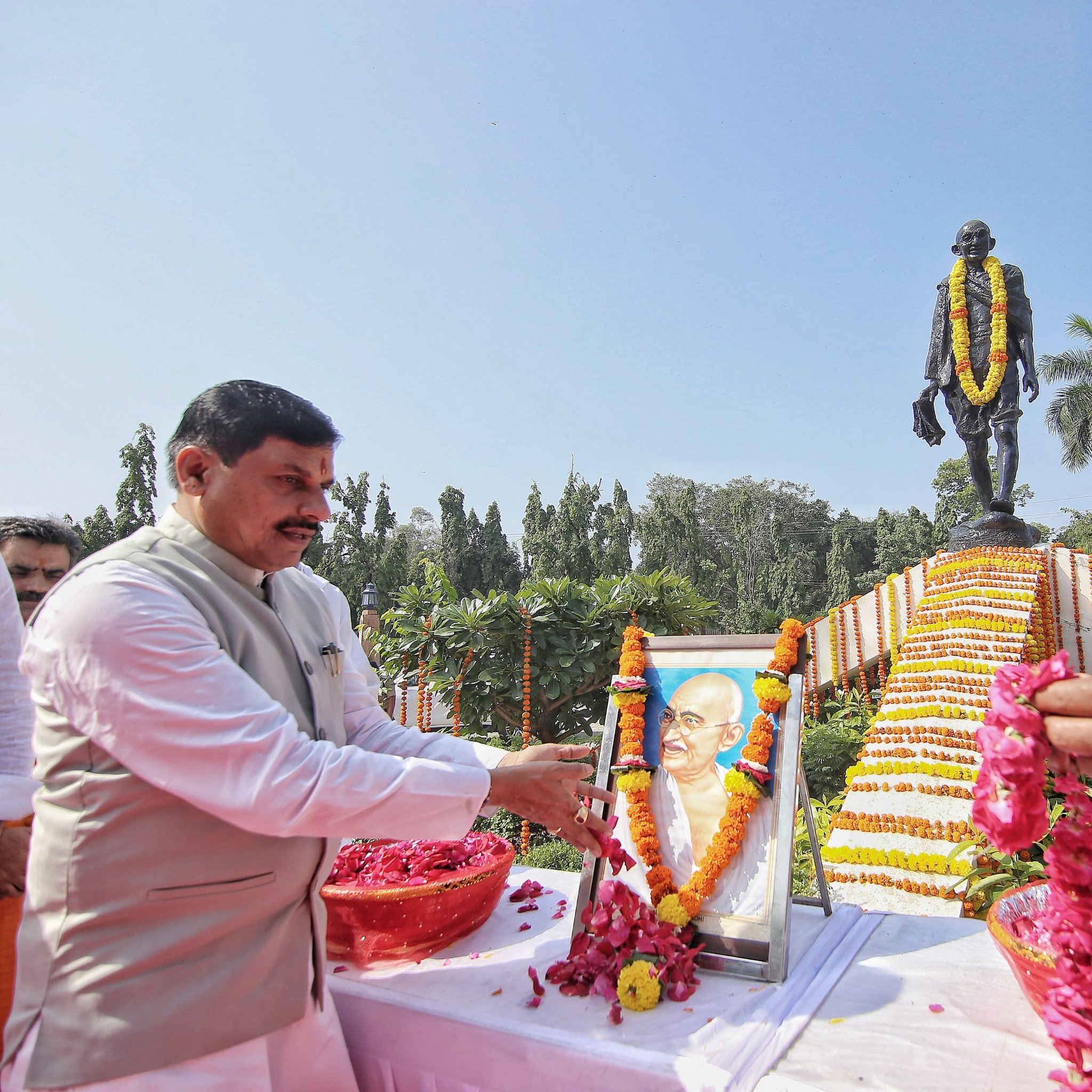 You are currently viewing महात्मा गांधी और लाल बहादुर शास्त्री की जयंती आज: CM यादव ने श्रद्धांजलि अर्पित कर दोनों को किया नमन, बोले- हम राष्ट्र के लिए उनके योगदान को याद करते हैं