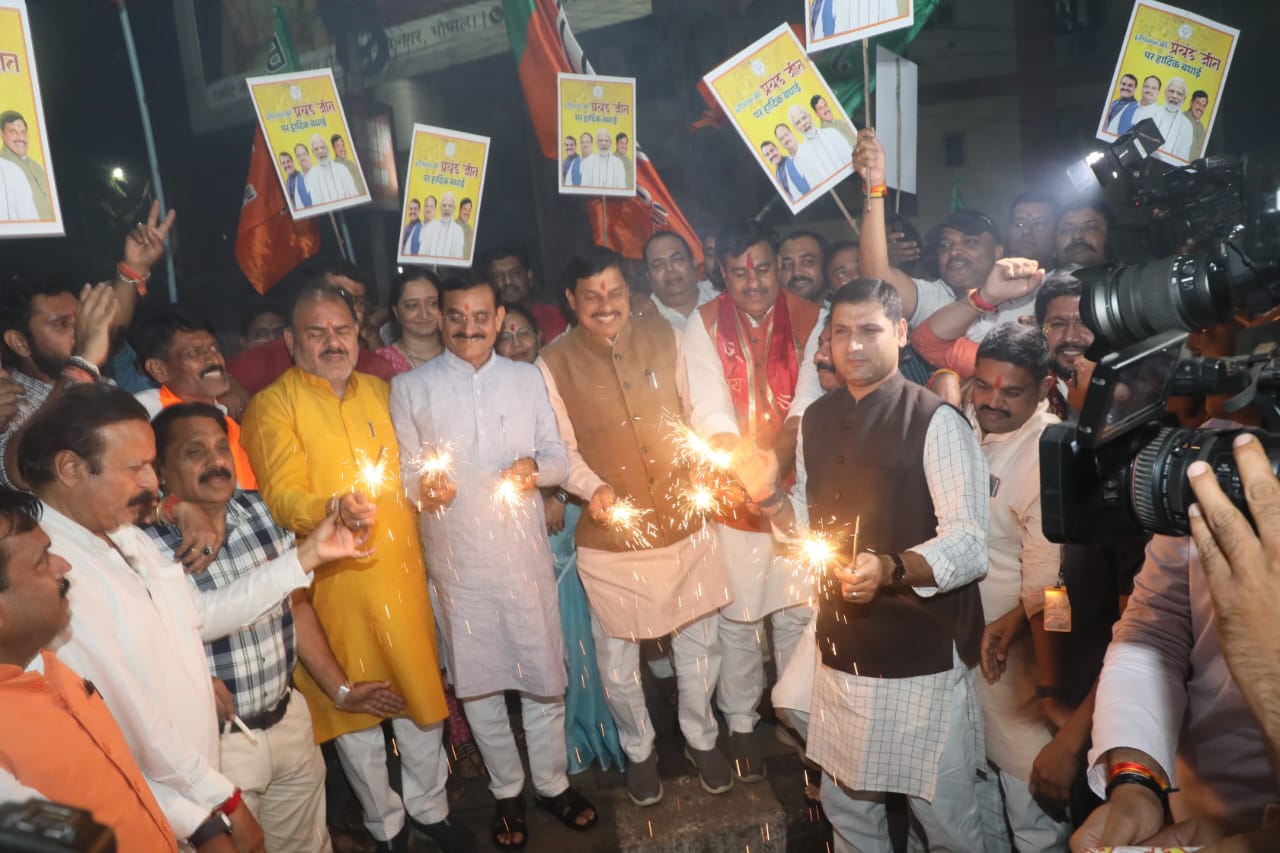 You are currently viewing हरियाणा और जम्मू-कश्मीर में सर्वाधिक सीटों पर मिली बीजेपी को अभूतपूर्व विजय, मुख्यमंत्री डॉ. मोहन यादव ने माना आभार; कार्यकर्ताओं एवं पदाधिकारियों के साथ मनाया जीत का जश्न