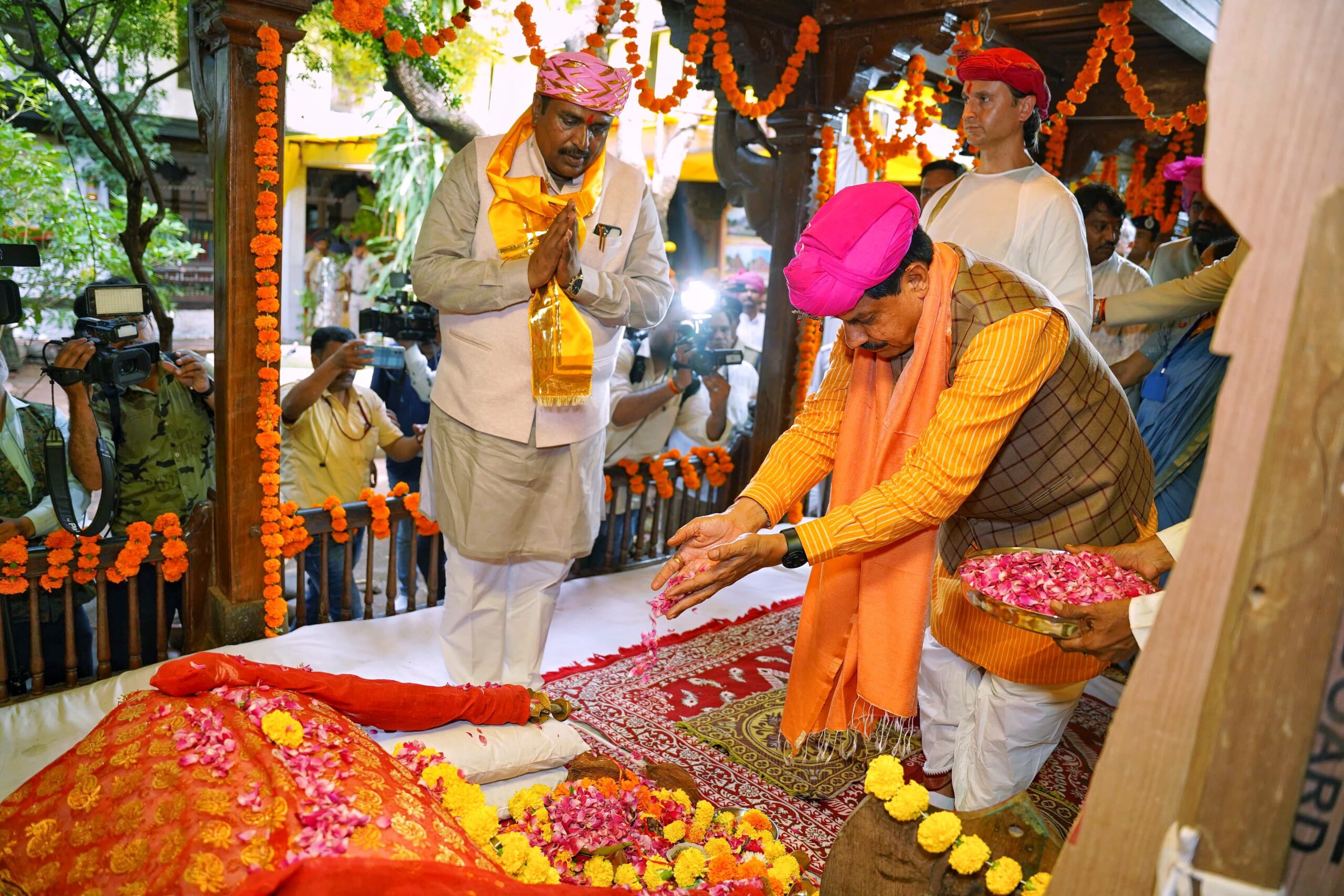 You are currently viewing मुख्यमंत्री डॉ. मोहन यादव ने “दशहरे” पर्व की प्रदेशवासियों को दी बधाई, इंदौर-महेश्वर में आयोजित शस्त्र-पूजन कार्यक्रम में शामिल हुए; महेश्वर में अहिल्यालोक बनाने सहित की कई बड़ी घोषणाएं, 83.29 करोड़ के विकास कार्यों का किया लोकार्पण एवं शिलान्यास