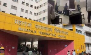 Read more about the article Indore: जिले के सबसे बड़े सरकारी अस्पताल में मचा बवाल, बच्चे के परिजनों ने की डॉक्टर्स और गार्ड की जमकर पिटाई VIDEO