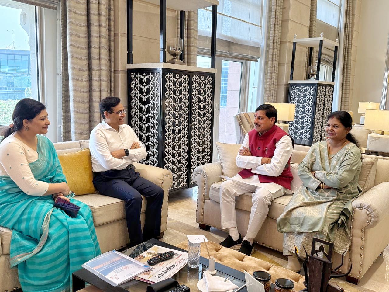 Read more about the article चंबल के बेटे IPS मनोज शर्मा से CM मोहन यादव ने मुंबई में मुलाकात की, बोले – मुरैना ही नहीं, बल्कि पूरे मध्य प्रदेश का नाम रोशन किया