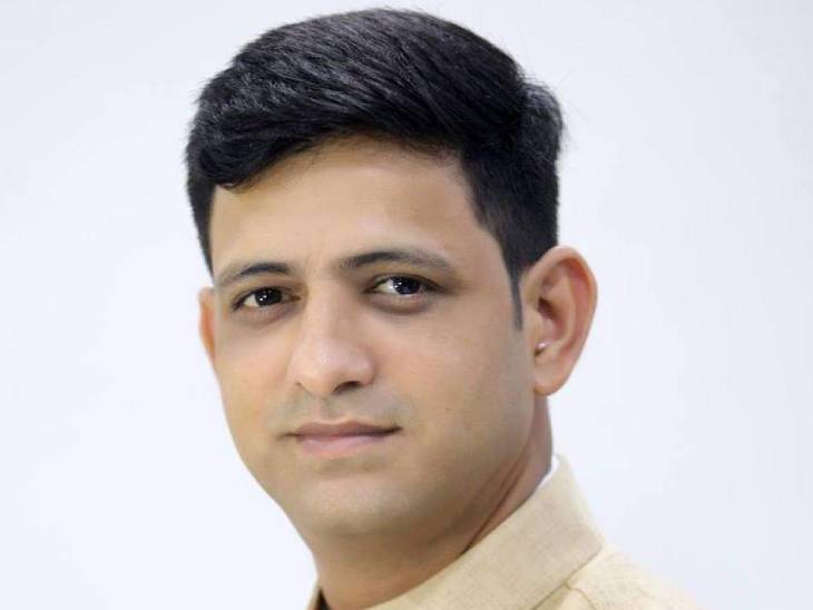 You are currently viewing इंदौर महापौर पुष्यमित्र भार्गव ने कजिन की शादी में मचाई धूम, बुंदेलखंड लोकगीत “फंस गई जल मछली” पर थिरकते आए नज़र