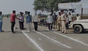 Read more about the article MP पुलिस की ‘लक्ष्मण रेखा’! सीधे नहीं चल पाए तो बढ़ जाएगी मुसीबत … रतलाम में नशेड़ियों को सबक सिखाने के लिए पुलिस ने खींची ‘लक्ष्मण रेखा’, पकड़े जाने पर की कार्रवाई