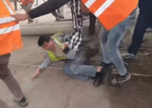 Read more about the article मैहर में पुलिस रही बेबस! HR मैनेजर को मजदूरों ने दौड़ा-दौड़कर पीटा, पुलिस के सामने जमकर चलाए लात-घूंसे; साथी की मौत पर भड़के थे मजदूर