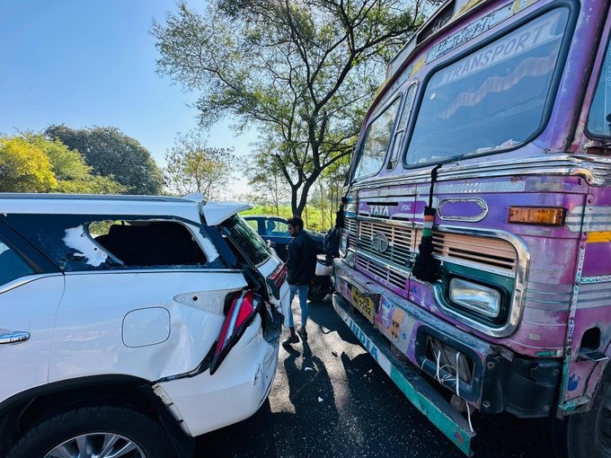 Read more about the article हाईवे पर हड़कंप! तेज रफ्तार ट्रक ने Jitu Patwari की गाड़ी को मारी टक्कर, कार के परखच्चे उड़े; बाल-बाल बचे पटवारी …