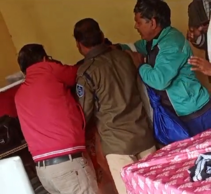 Read more about the article क्या इस बाबू को मिलेगा सजा? भिंड में सरकारी बाबू की दबंगई, महिला को जूतों से पीटा, वीडियो हुआ वायरल!