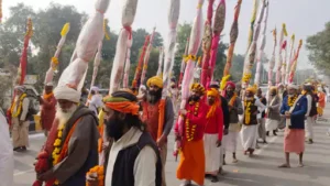 Read more about the article Prayagraj Maha Kumbh 2025 में आज एक साथ तीन अखाड़े कर रहे हैं प्रवेश, तलवारें लहराते हाथी, घोड़े, ऊंट और रथ पर सवार होकर निकले 10 हजार साधु संत