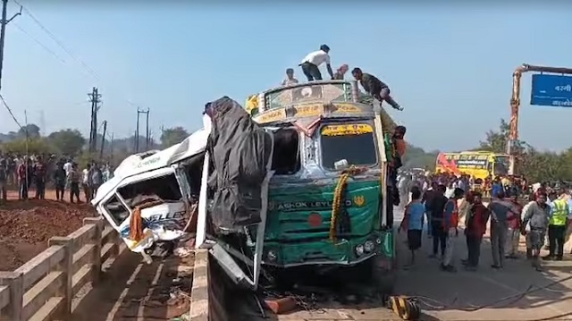 Read more about the article जबलपुर में दर्दनाक सड़क हादसा! श्रद्धालुओं से भरी ट्रैवलर पर कहर बनकर टूटा बेकाबू ट्रक, 7 की मौके पर मौत; CM यादव ने जताया शोक, प्रशासन को दिए सख्त निर्देश …