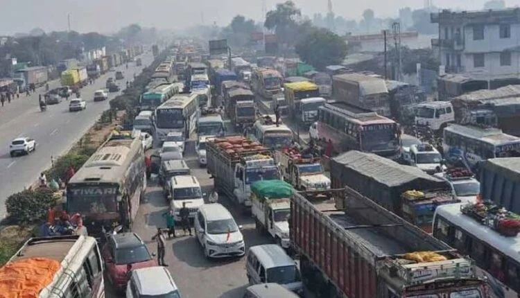 You are currently viewing महाकुंभ का महाजाम! आस्था के सैलाब में फंसे लाखों श्रद्धालु, सड़कों पर मचा हाहाकार: CM मोहन यादव ने महाकुंभ यात्रियों से की अपील !