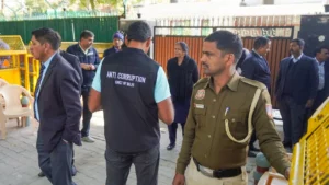 Read more about the article दिल्ली की सियासत में भूचाल! केजरीवाल का दावा – BJP ने विधायकों को 15 करोड़ के ऑफर दिए: केजरीवाल के आरोपों के बाद ACB की टीम केजरीवाल के घर पहुंची, जांच के बाद थमाया लीगल नोटिस