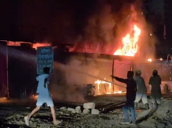 Read more about the article इंदौर के निपानिया में तड़के 4:20 बजे आग का तांडव, 7 दुकानें जलकर खाक: शॉर्ट सर्किट बना तबाही की वजह, 4 घंटे की मशक्कत के बाद आग पर पाया गया काबू