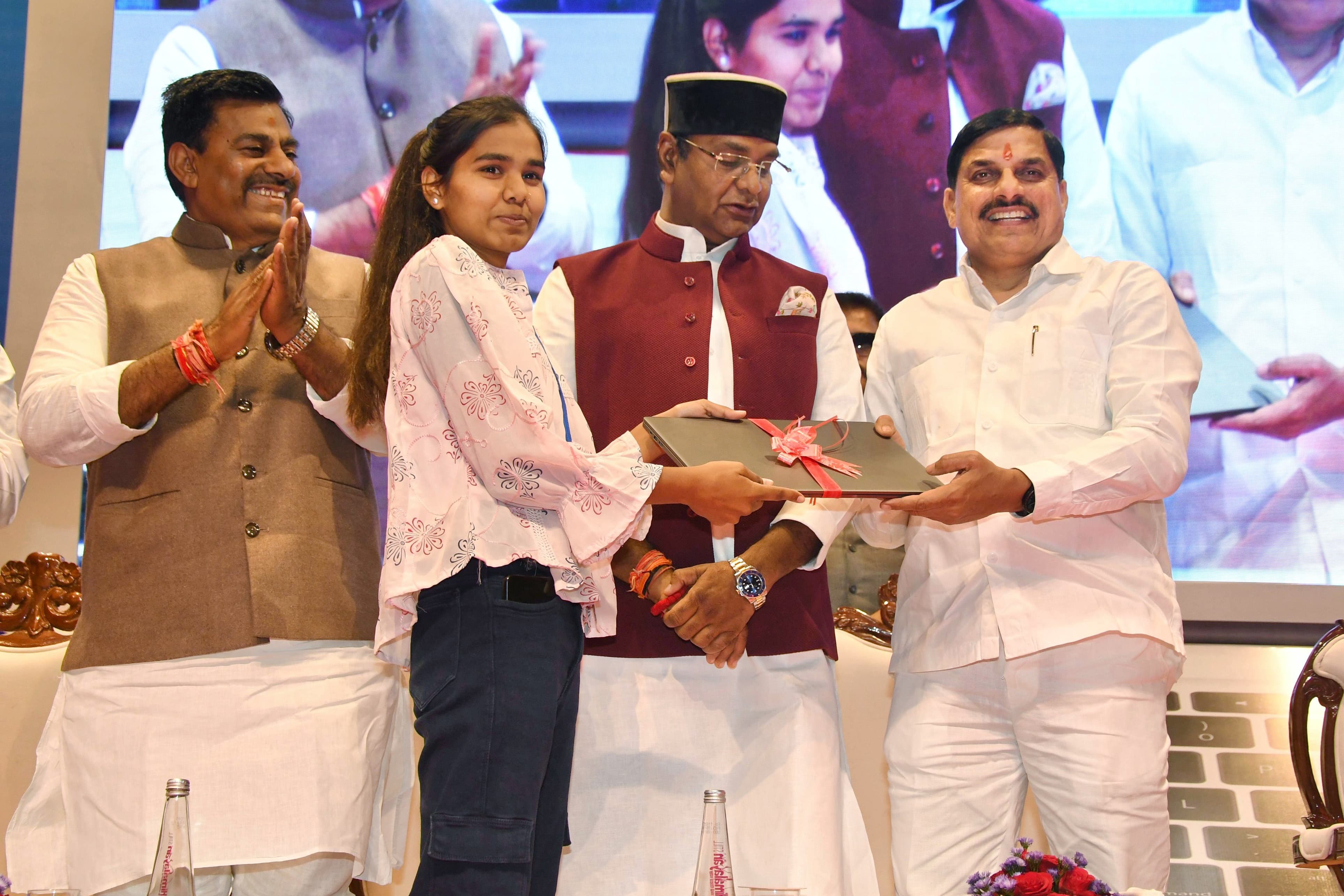 Read more about the article मध्यप्रदेश सरकार ने 89 हजार छात्रों को बांटी लैपटॉप की राशि, CM मोहन यादव ने किया सिंगल क्लिक ट्रांसफर;  छात्रों के खाते में पहुंचे ₹224 करोड़