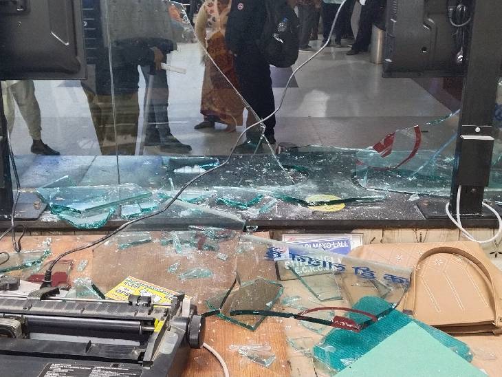 Read more about the article जबलपुर रेलवे स्टेशन पर आधी रात का हंगामा – लोहे की रॉड लेकर टिकट काउंटर पर टूटा युवक, कर्मचारियों पर किया हमला!