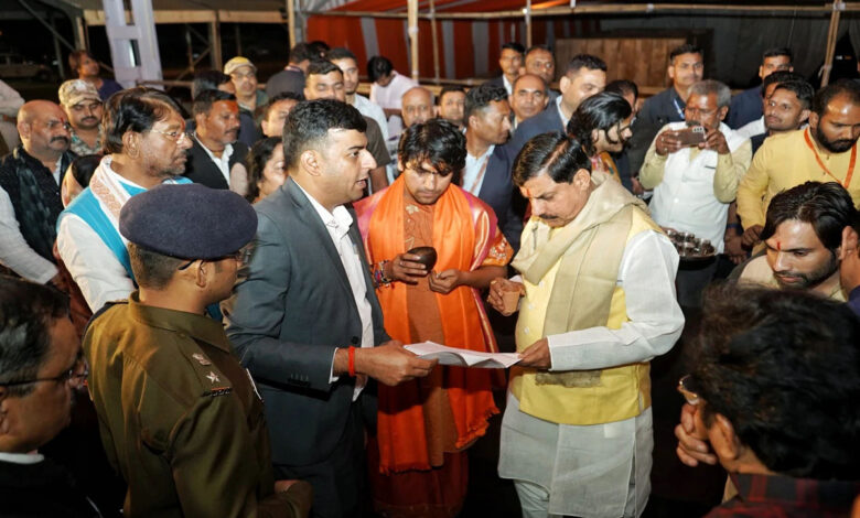 Read more about the article प्रधानमंत्री मोदी और राष्ट्रपति द्रौपदी मुर्मू के आगमन से पहले मुख्यमंत्री डॉ. यादव ने की तैयारियों की समीक्षा, कार्यक्रम स्थल का किया निरीक्षण; अधिकारियों को दिए निर्देश