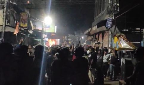 Read more about the article महू में चैंपियंस ट्रॉफी की जीत का जश्न बना दहशत, हिंसा और आगजनी से दहला शहर; पुलिस ने लाठीचार्ज कर हालात किए काबू