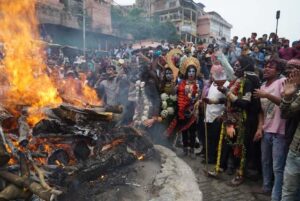 Read more about the article काशी के मणिकर्णिका घाट पर खेली जा रही महाश्मशान की होली: 5000 नागा संन्यासी चिता की राख से खेल रहे अनोखी होली, 25 देशों से आए श्रद्धालु; महिला श्रद्धालुओं को प्रवेश की अनुमति नहीं