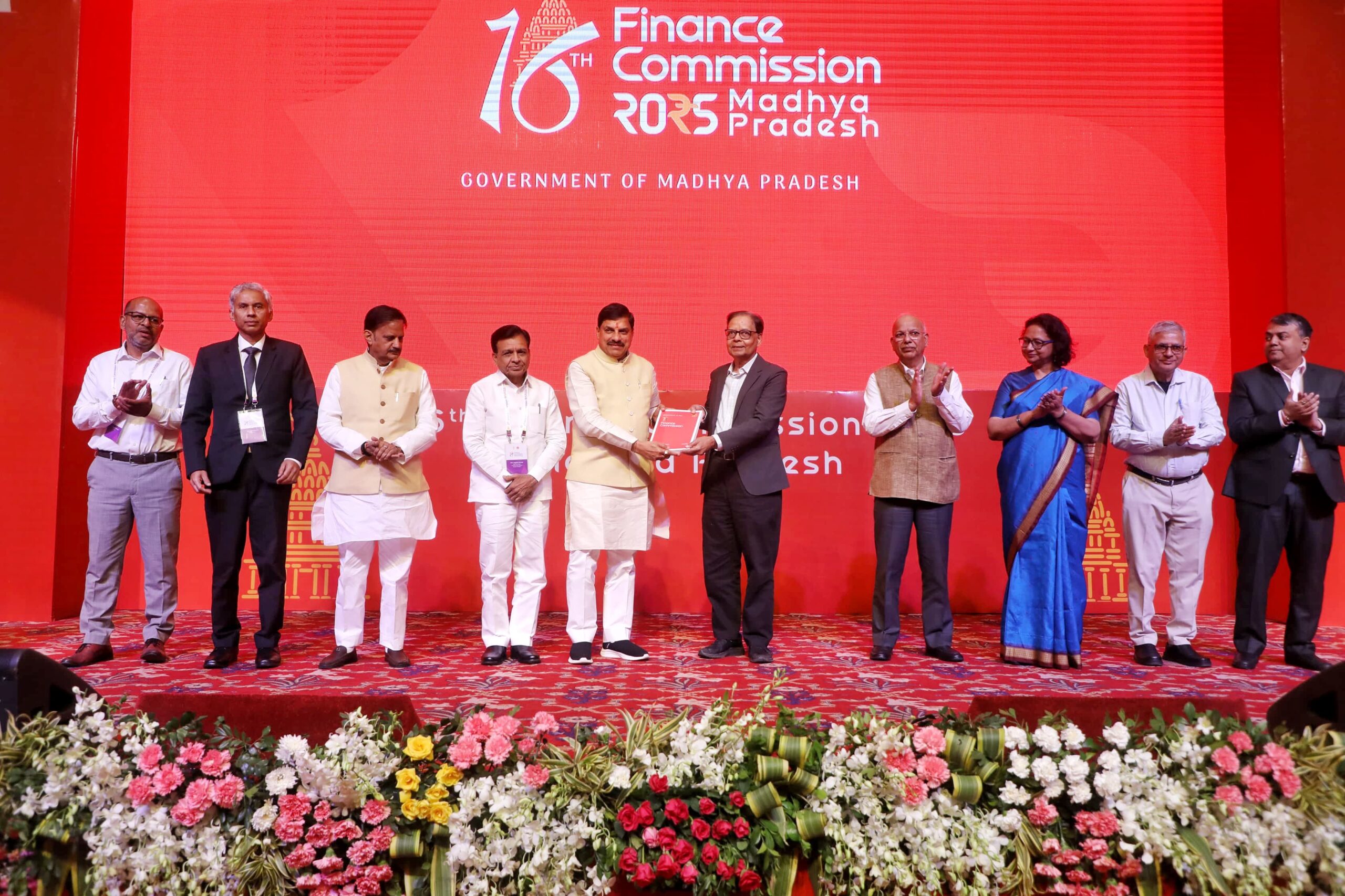 Read more about the article मध्य प्रदेश में 16वें वित्त आयोग की बैठक: मुख्यमंत्री डॉ. मोहन यादव शामिल हुए, कहा- आयोग ने मध्य प्रदेश सरकार द्वारा किए जा रहे कार्यों एवं नवाचारों की प्रशंसा की