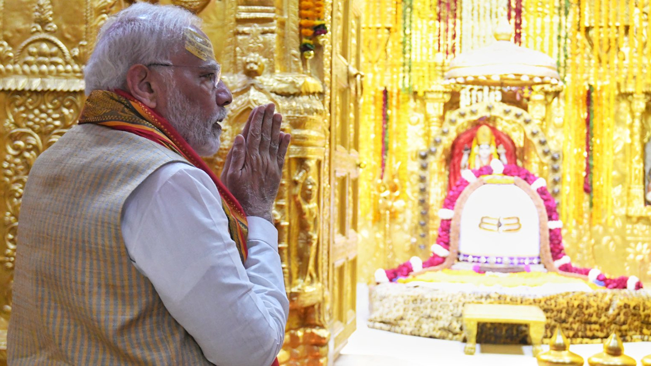 Read more about the article पीएम मोदी का गुजरात दौरा, आस्था, सेवा और विकास का त्रिवेणी संगम: सोमनाथ में प्रथम ज्योतिर्लिंग के किए दर्शन, कल द्वारका और गिर जिलों का दौरा; कई परियोजनाओं का शिलान्यास और उद्घाटन करेंगे