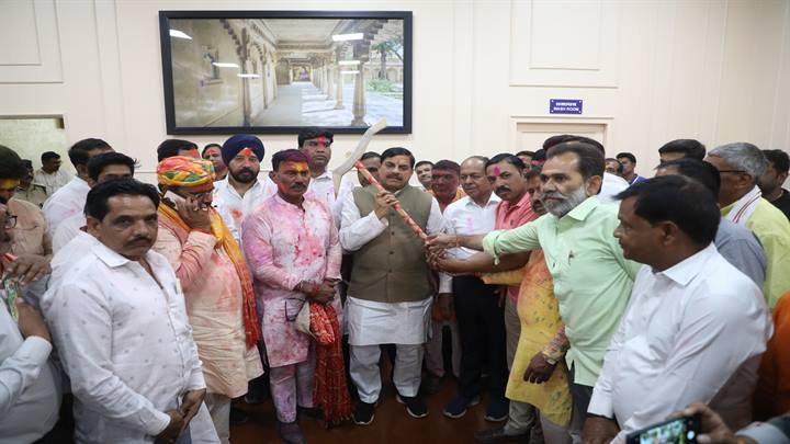 Read more about the article किसानों की जीत! इंदौर-पीथमपुर इकॉनोमिक कॉरिडोर में 60% विकसित भूमि का मिलेगा आवंटन, किसानों ने मुख्यमंत्री डॉ. मोहन यादव का किया धन्यवाद