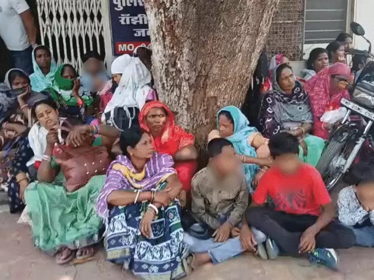 Read more about the article जबलपुर में धर्मांतरण के संदेह पर विश्व हिंदू परिषद और बजरंग दल ने रोकी बस, यात्रियों को भेजा थाने: पुलिस जांच में नहीं मिले प्रमाण, यात्रियों ने कहा – हम अपनी मर्जी से चर्च जा रहे थे