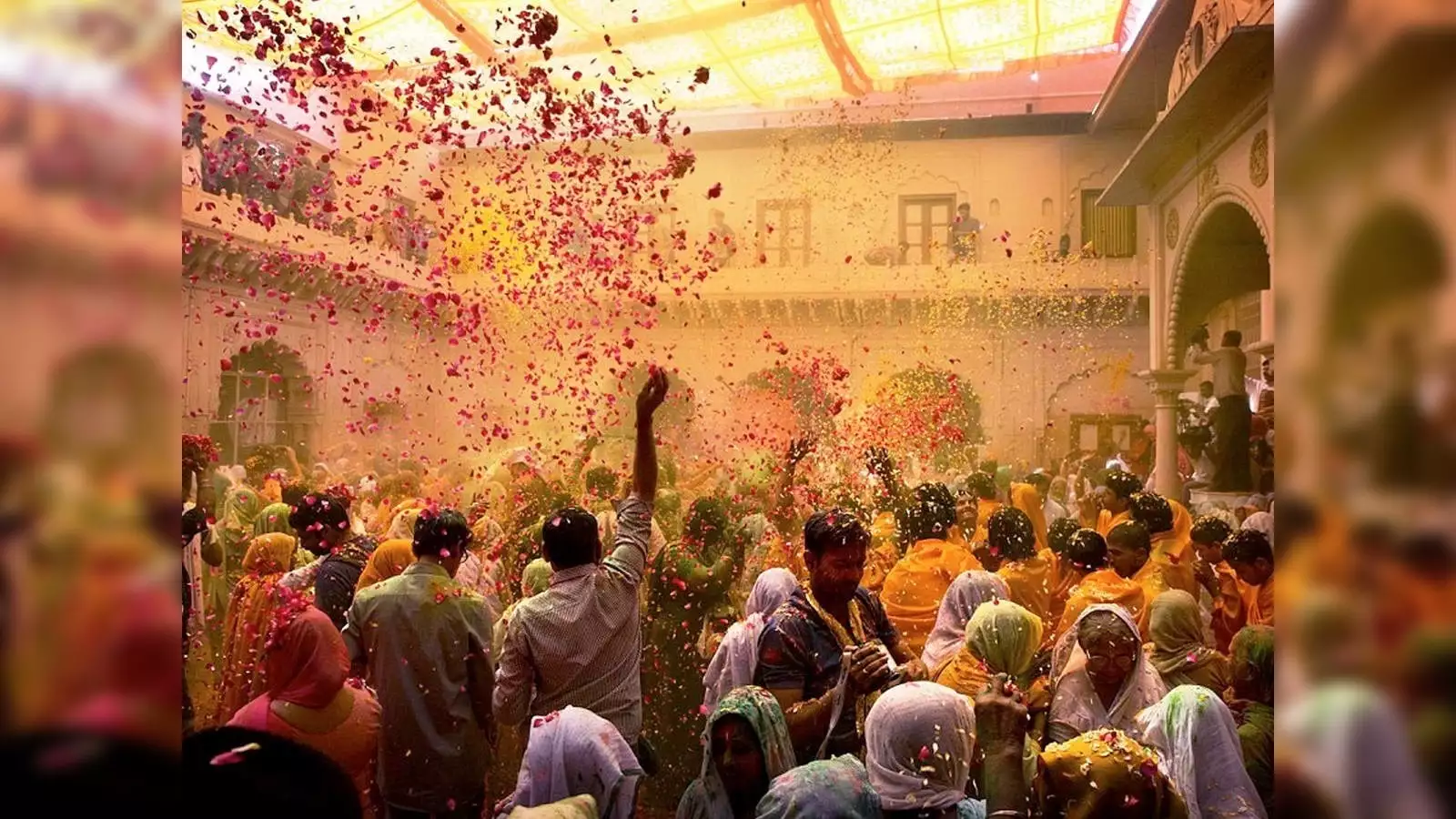 You are currently viewing बरसाना में लड्डूमार होली का उल्लास: सीएम योगी पहुंचे बरसाना, लाडलीजी मंदिर में की पूजा-अर्चना; भक्तों पर रसाए गुलाब के फूल, 8 मार्च को खेली जाएगी  ऐतिहासिक लट्ठमार होली