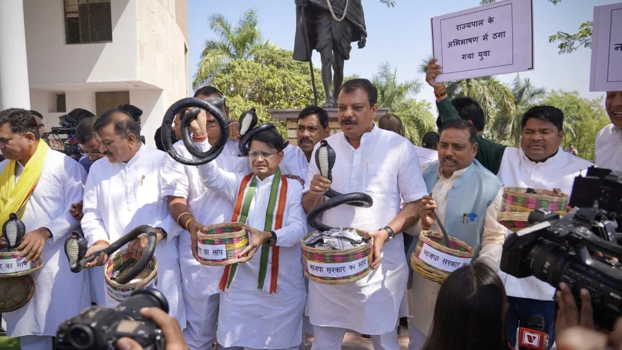 You are currently viewing मध्य प्रदेश विधानसभा में हंगामा: हाथों में सांप लेकर पहुंचे कांग्रेस विधायक, हंगामे के बीच सदन पहुंचे मुख्यमंत्री मोहन यादव; 12 मार्च को पेश होगा 2025-26 का बजट, 4 लाख करोड़ के आंकड़े की संभावना