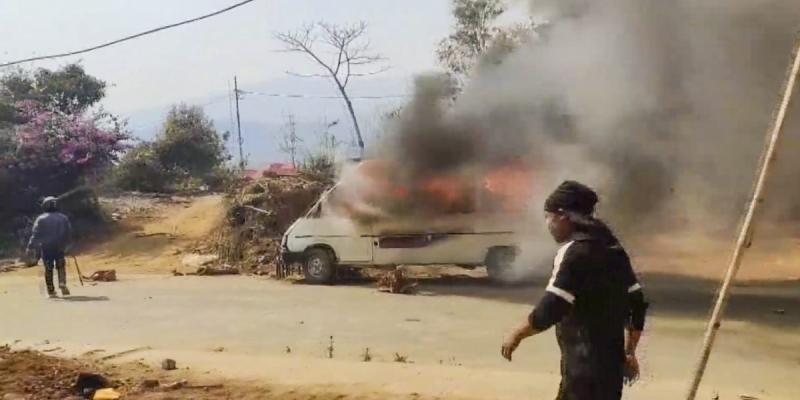 You are currently viewing मणिपुर में उबाल: फ्री मूवमेंट के पहले दिन हिंसा, कुकी प्रदर्शनकारियों और सुरक्षाबलों के बीच भीषण झड़प; 40 घायल, 1 की मौत