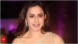 Read more about the article DGP की सौतेली बेटी तस्करी में लिप्त? बेंगलुरु एयरपोर्ट पर 15 किलो सोने के साथ धरी गईं कन्नड़ एक्ट्रेस, कोर्ट ने 14 दिनों की न्यायिक हिरासत में भेजा; दुबई से लौटी थी रान्या राव