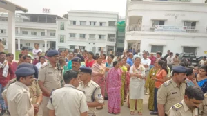 Read more about the article जबलपुर में धार्मिक विवाद के बाद बवाल: स्कूल संचालक के स्टेटस से भड़के हिंदू संगठन, स्कूल में तोड़फोड़, दीवारों पर कालिख पोती; ईसाई धर्मगुरु की पिटाई के बाद तनाव चरम पर