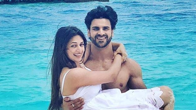 You are currently viewing विवेक दहिया का तलाक नहीं! वायरल वीडियो पर तोड़ी चुप्पी, बोले – ‘सिर्फ एक लड़की के साथ दिखा, तो कहानी बना दी!’