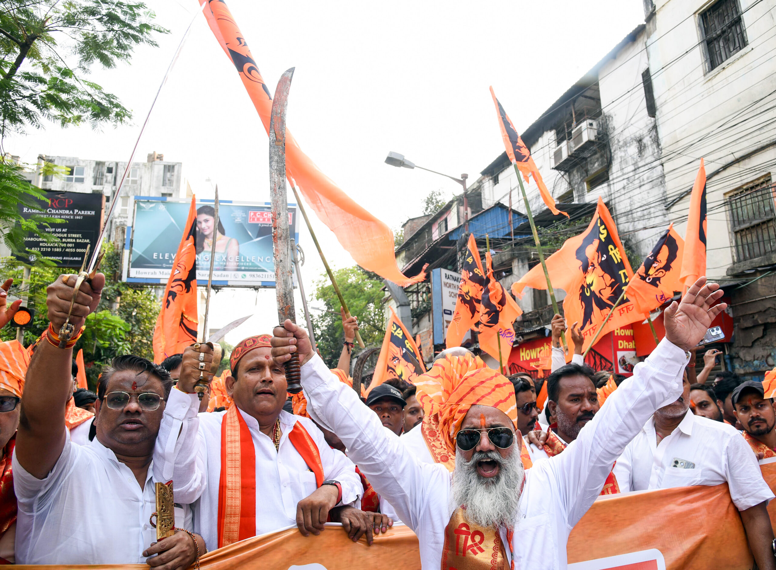 You are currently viewing रामनवमी पर कोलकाता में टकराव! भगवा दिखा तो हमला हुआ’ – सुकांत मजूमदार का आरोप, कोलकाता पुलिस ने किया इनकार;  कहा- परमिशन नहीं ली गई थी