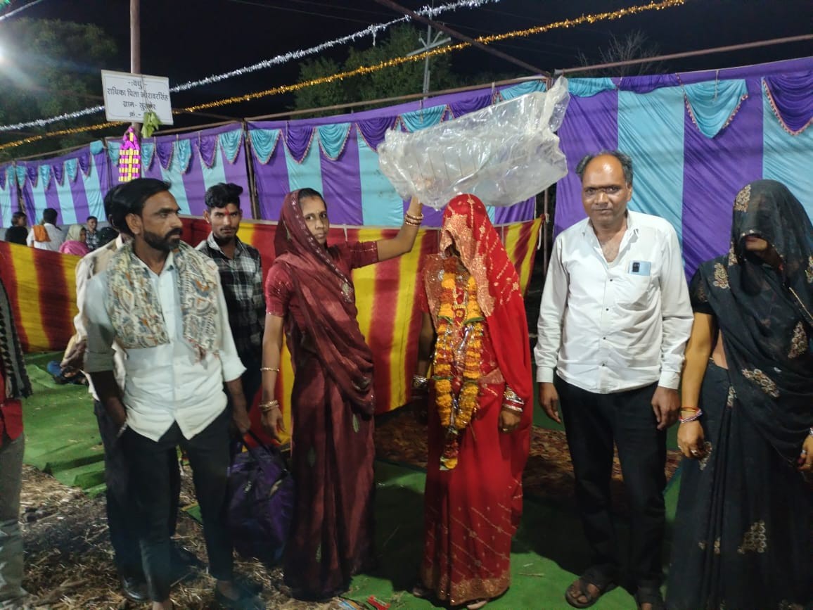 Read more about the article राजगढ़ में शादी के नाम पर सनसनीखेज ठगी, सुहागरात की रात खुला बड़ा राज: 11 लाख लेकर रची गई फर्जी शादी, दुल्हन बोली – मैं राधा नहीं, सलोनी हूं”;  पुलिस ने 5 आरोपियों को दबोचा, 2 फरार