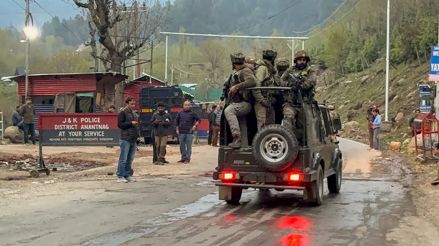 You are currently viewing सेना की वर्दी, हाथ में M4… पहलगाम में नाम पूछकर चली गोलियां: आतंकी हमले में 27 की मौत, TRF ने ली जिम्मेदारी; शाह बैसरन घाटी पहुंचे, मोदी लौटे भारत – बुलाई हाई लेवल मीटिंग!