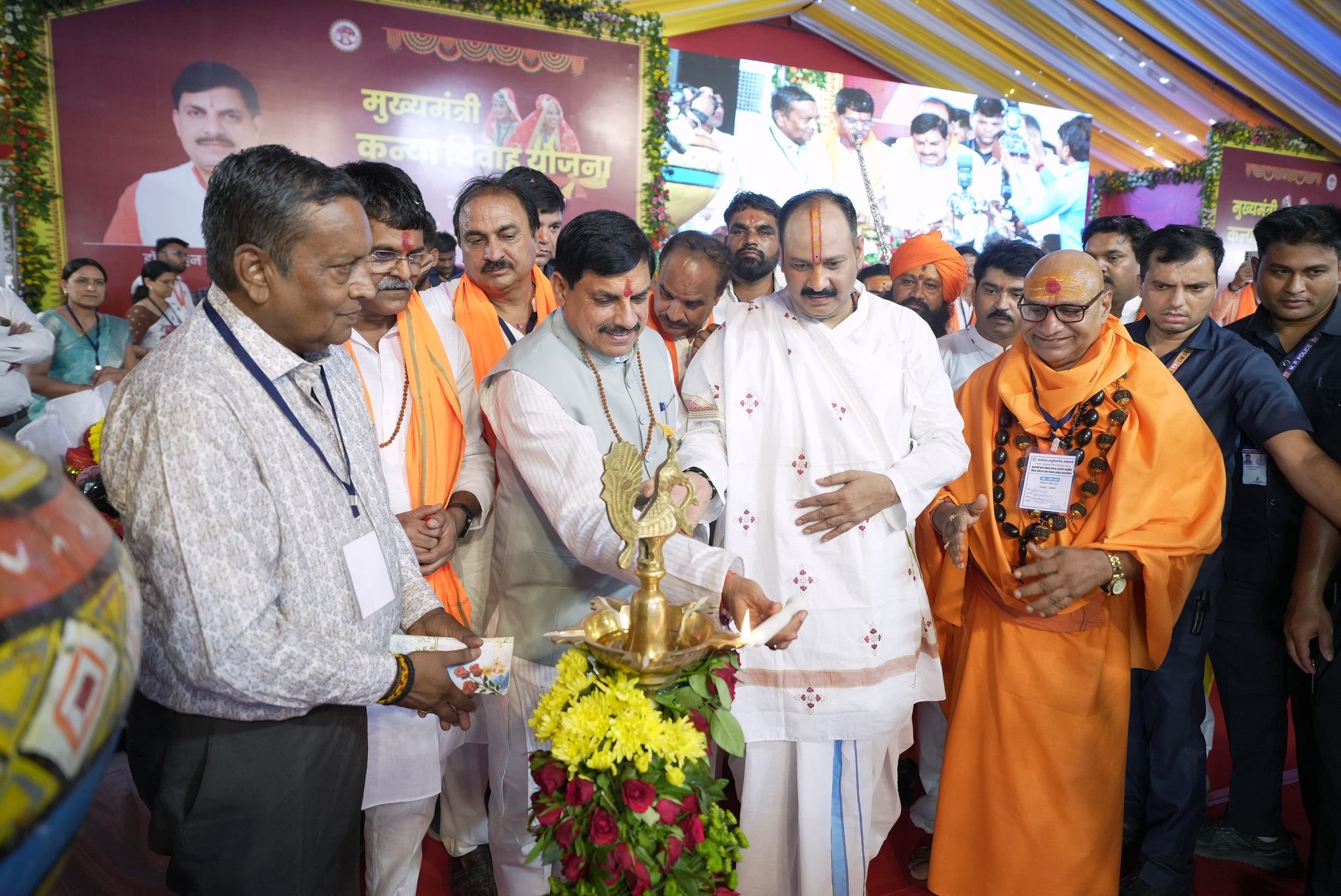 Read more about the article अक्षय तृतीया पर मध्यप्रदेश में वैवाहिक पर्व की अनूठी मिसाल: हजारों जोड़े बंधे वैवाहिक बंधन में, सीएम मोहन यादव और पं. प्रदीप मिश्रा ने दिया आशीर्वाद