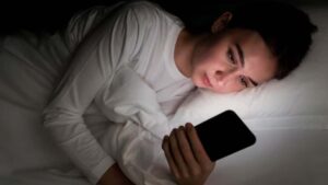 Read more about the article सोने से पहले मोबाइल चलाने की आदत बन सकती है आपकी सेहत के लिए ‘साइलेंट किलर’ – जानिए कैसे बिगड़ रही है आपकी नींद, आंखें और मानसिक संतुलन