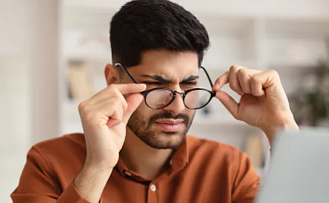 Read more about the article आंखों की रोशनी बढ़ाने के 5 असरदार घरेलू नुस्खे, स्क्रीन की थकावट को कहें अलविदा; जानिए आयुर्वेदिक समाधान