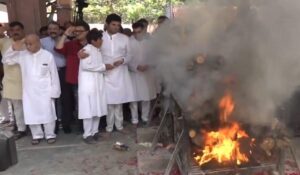 Read more about the article देशभक्ति के प्रतीक मनोज कुमार पंचतत्व में विलीन, राजकीय सम्मान के साथ हुआ अंतिम संस्कार; अमिताभ-सलीम खान समेत फिल्म जगत ने दी श्रद्धांजलि