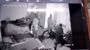 Read more about the article बेंगलुरु के पास रिहैब सेंटर में हैवानियत: मरीज को टॉयलेट साफ़ करने से मना करना पड़ा महंगा, डंडों से बेरहमी से पीटा गया – खंजर से केक काटते दिखे आरोपी