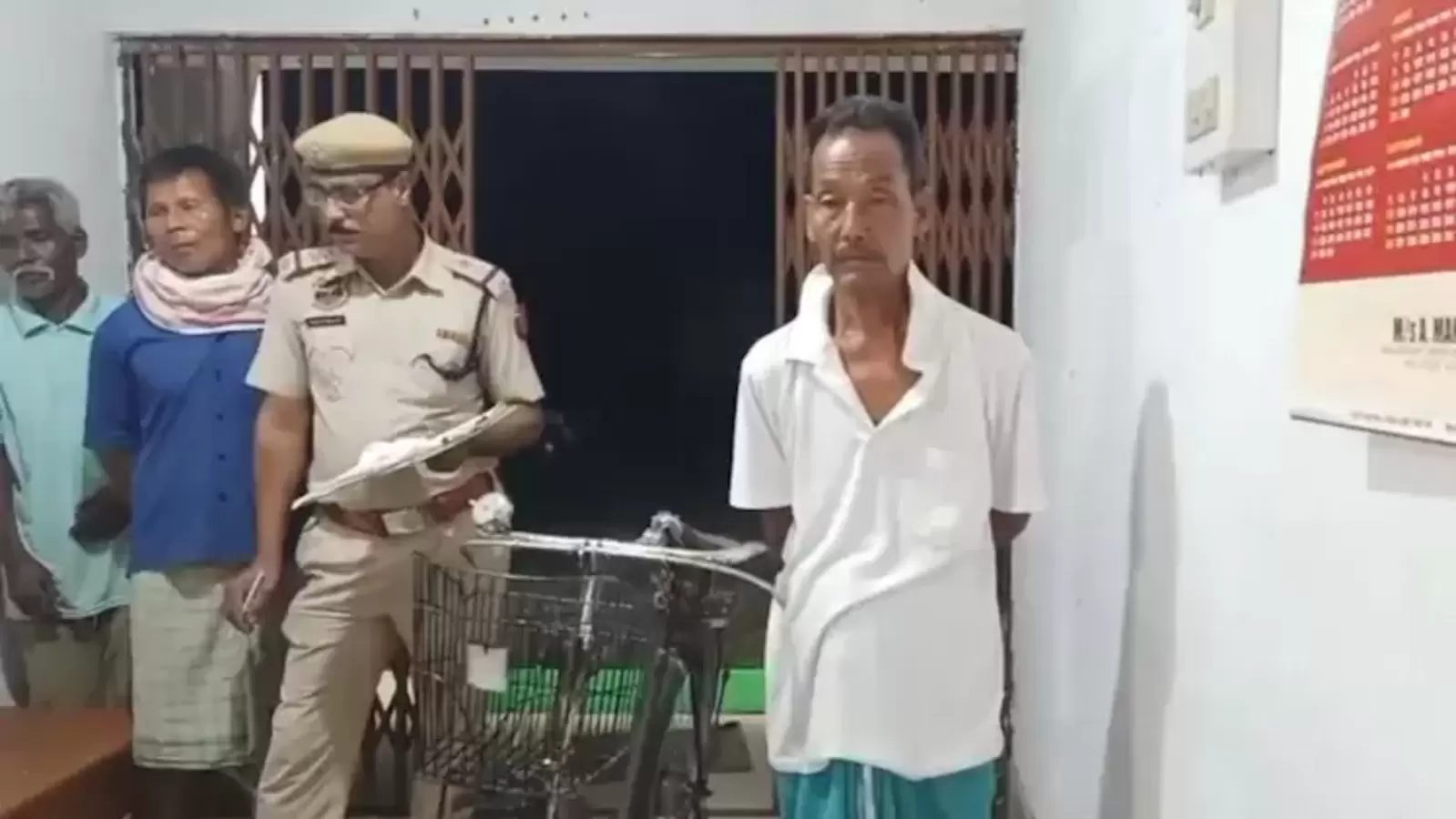 Read more about the article असम में दिल दहला देने वाला मामला: पत्नी का सिर काटकर साइकिल से थाने पहुंचा पति, किया आत्मसमर्पण; आरोपी अभी पुलिस हिरासत में!