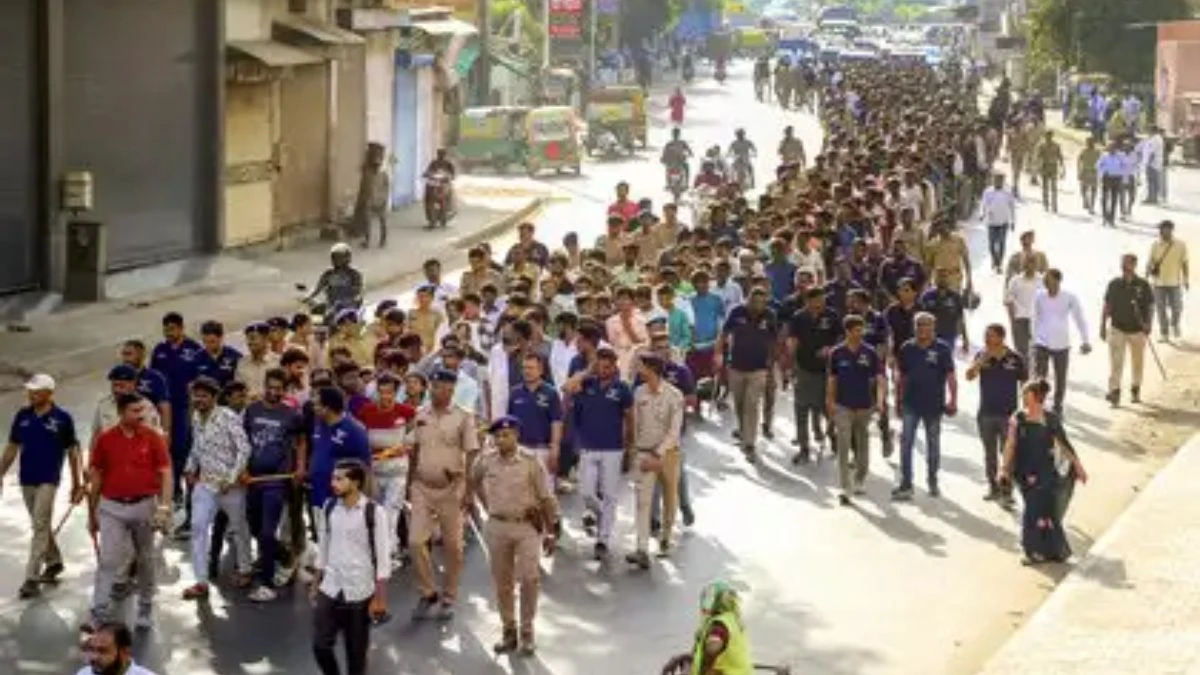 You are currently viewing अहमदाबाद में ‘मिनी बांग्लादेश’ पर चला बुलडोजर, 2000 गज का फार्महाउस जमींदोज; हाईकोर्ट की दहलीज तक पहुंचा मामला, बीते दो दिन में पुलिस ने 890 संदिग्धों को हिरासत में लिया