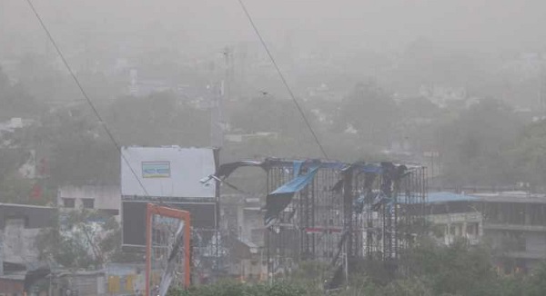 You are currently viewing मध्यप्रदेश में मौसम का कहर,  3 साइक्लोनिक सर्कुलेशन एक्टिव: आंधी, बारिश, ओले और भीषण गर्मी ने मचाई तबाही, कई जिलों में अलर्ट जारी