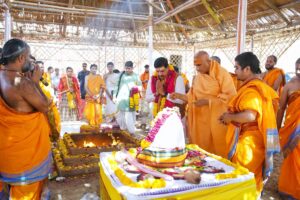 Read more about the article सीएम डॉ. मोहन यादव का ओंकारेश्वर दौरा: आचार्य शंकर प्राकट्य उत्सव के समापन में हुए शामिल, यज्ञ में आहुति देकर प्रदेशवासियों के सुख-समृद्धि की कामना की