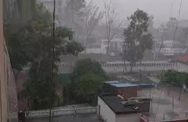 Read more about the article मध्यप्रदेश में आंधी-बारिश का तांडव जारी: 38 जिलों में अलर्ट, तापमान भी 41 डिग्री पार!